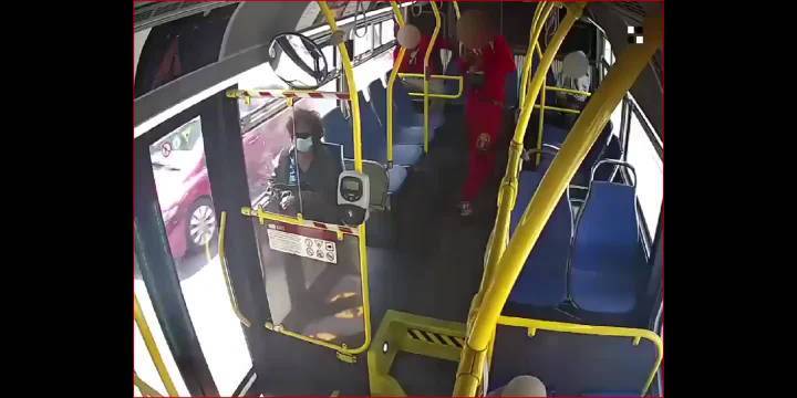 公交车上被点燃头发